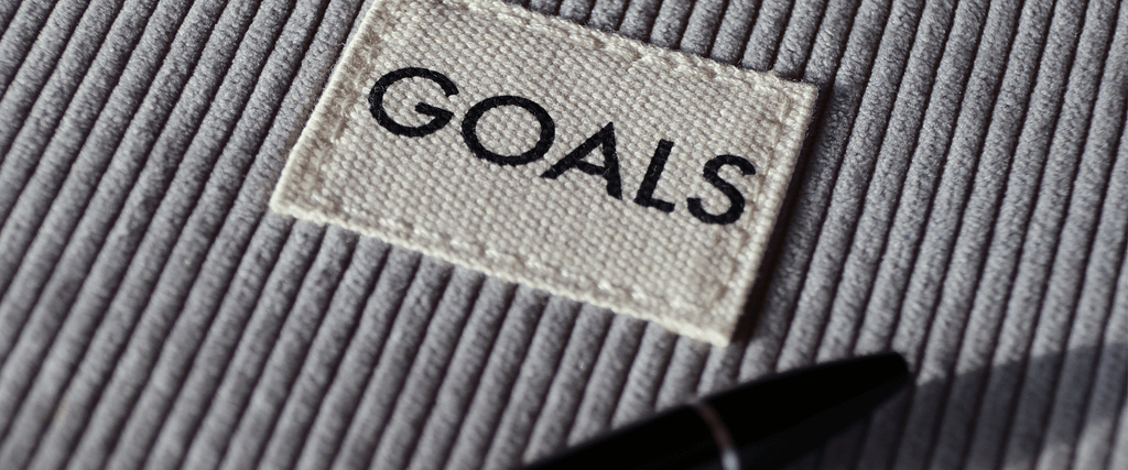Carnet avec un patch brodés dessus en tissus avec écrit "goals" dessus.