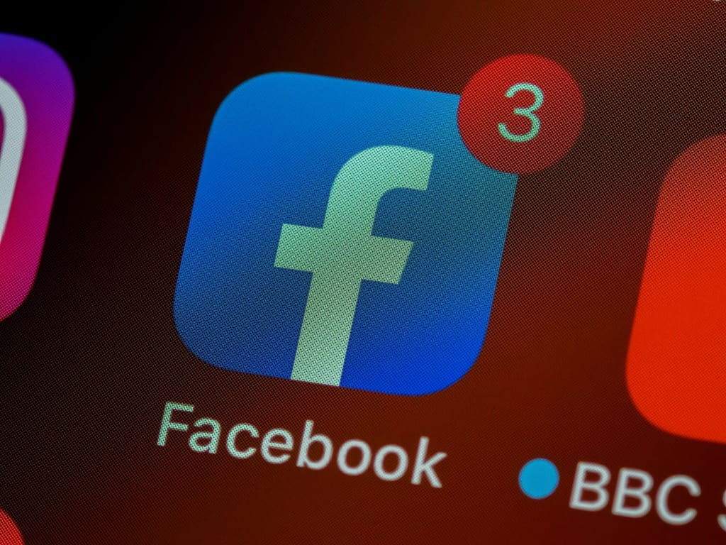 Logo de l'application et réseaux social Facebook sur un écran