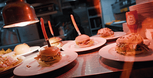 Image dans une cuisine avec des assiettes composés d'hamburgers