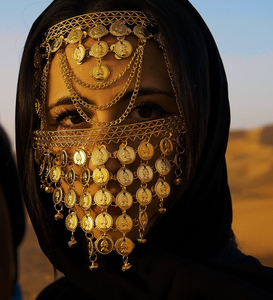 Visage d'une femme avec un voile sur la tête et des bijoux sur son visage