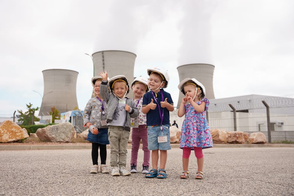 Photo de 5 enfants devant une usine